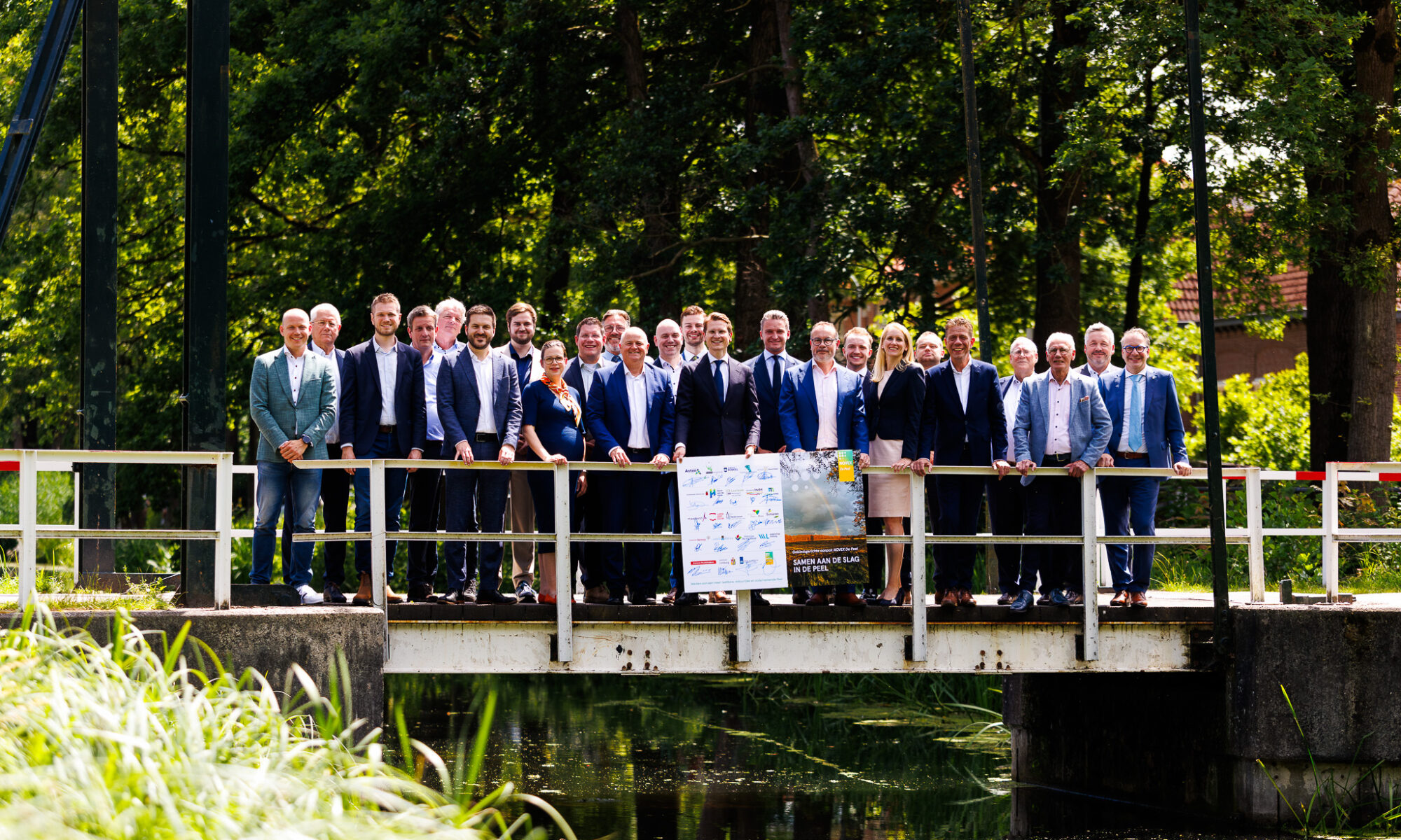 Bestuurders op een brug na de ondertekening