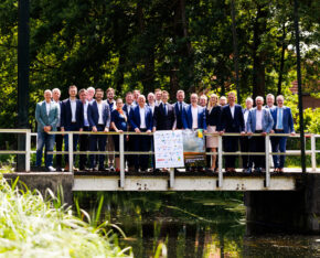 Bestuurders op een brug na de ondertekening